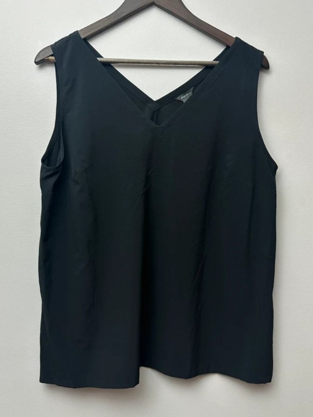 Eddie Bauer Women’s Large Departure V-Neck Tank Top Black Sleeveless NWT